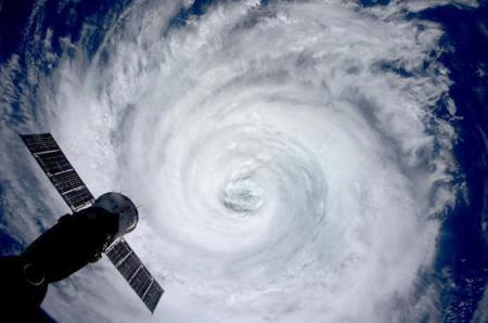 油井さんが宇宙から台風撮影 「悪魔のよう」警戒呼び掛け