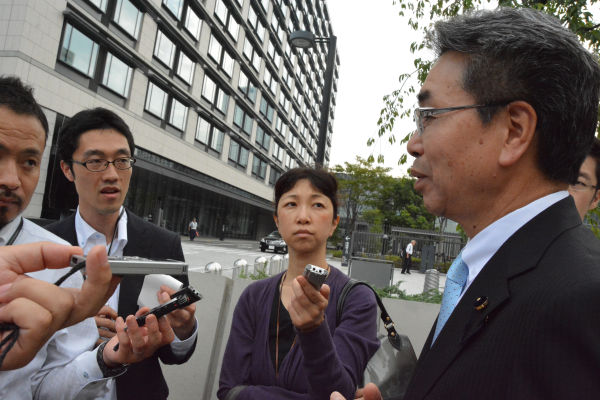 自民広島県議が安保法案撤回求める 官邸に署名提出
