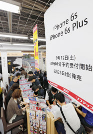 ドコモ「最安」で巻き返し 新iPhone、顧客争奪