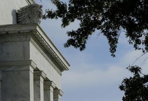 米利上げ予想、12月が大勢 長期金利低下、円高・株安に
