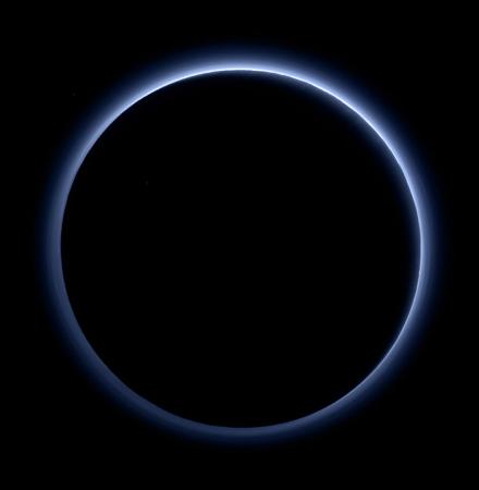 冥王星の空青く、ＮＡＳＡが画像 地表に氷も確認