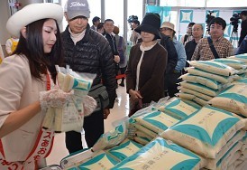 青天の霹靂:青森県産米の新品種、発売に行列300人