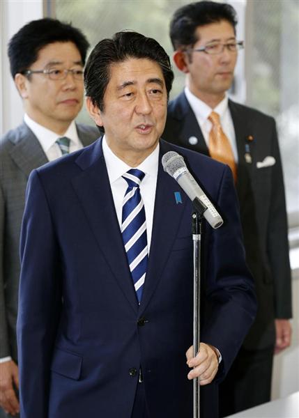 1億総活躍推進室:発足 首相と加藤担当相が看板設置