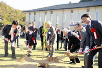 コウノトリ放鳥 10年…郷公園で式典 2015年10月19日