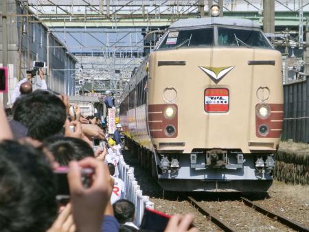 九州最後の485系電車が引退 ファンら別れ惜しむ