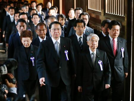超党派約70人が集団参拝=靖国