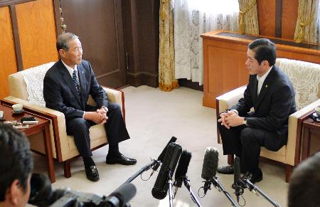 伊方原発：再稼働容認…町長が愛媛知事に伝達
