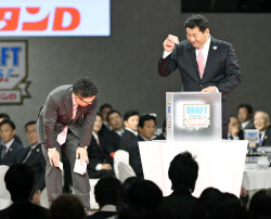 明大に二重の喜び＝高山と上原が１位指名－プロ野球ドラフト