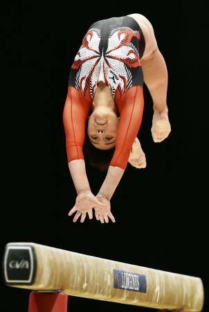 日本女子は3班終え首位 世界体操開幕