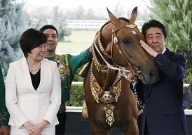 安倍首相:「黄金の馬」を観賞