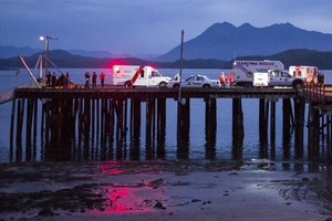 事故:バンクーバー島沖ホエールウオッチング沈没3人死亡