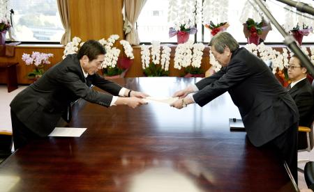 経産相に再稼働同意報告 愛媛知事、伊方3号機