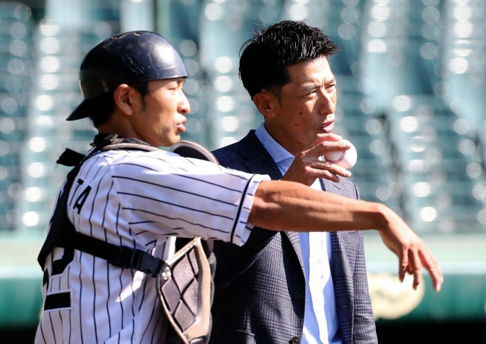 矢野新コーチ スーツ姿で梅野指導