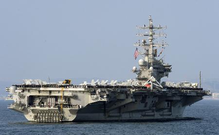 米空母１５０メートルにロ軍機 日本海、艦載機が緊急発進