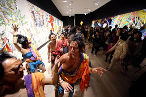 村上隆展、31日から 内覧会に「ゆず」飛び入り参加