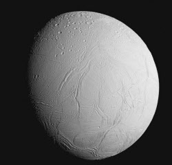 土星の衛星に「しわ」 NASA探査機が撮影