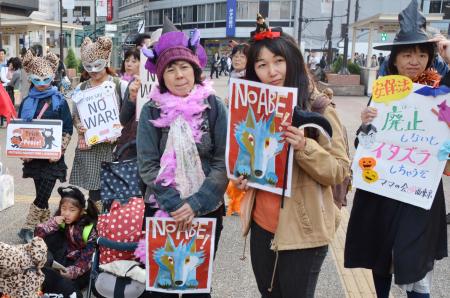 【平和国家どこへ】仮装で安保法反対集会 市民団体、廃止訴える