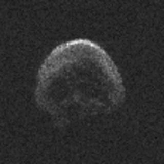 小惑星：ドクロ模様、地球近くを通過