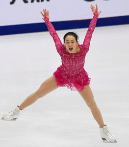 真央貫禄の首位発進で思わずガッツポーズ「こういう演技したいと」