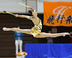 河崎２連覇、14歳の喜田は２位 全日本新体操第２日