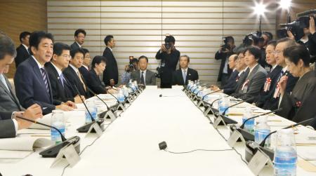 政府、訪日客3千万人へ検討開始 年度内に受け入れ拡充策