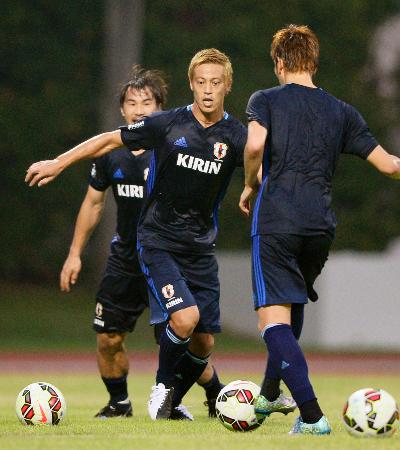サッカー日本代表、現地で初練習 １２日のシンガポール戦へ