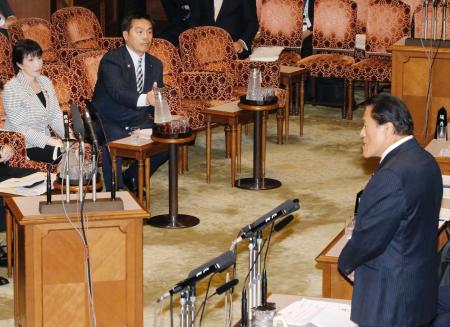 参院予算委でプロレス師弟対決/馳文科相と猪木氏