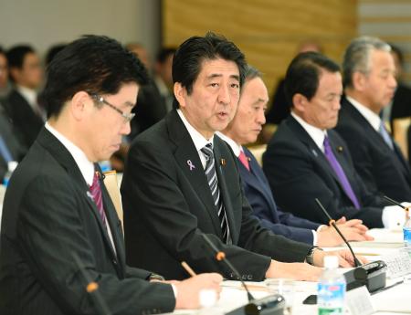 「出生率」「介護離職ゼロ」に重点=1億活躍の対策第1弾で安倍首相
