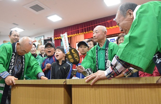 ハゲ頭綱引き:モト冬樹さんも挑戦 青森・鶴田で全国大会