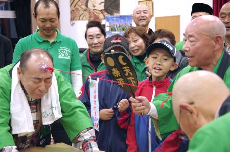 はげ頭ではげしい熱戦、青森 全国大会に昇格