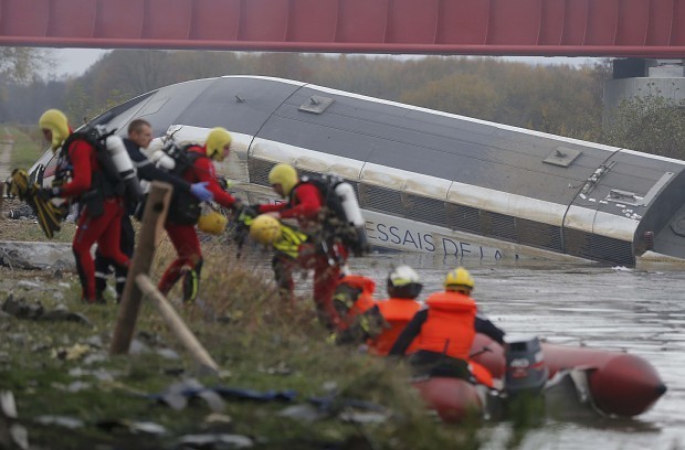 仏TGV脱線、10人死亡 試験車両、速度超過か