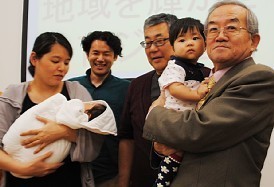 「育ジイ」:3日間の講習を終え福岡県福津市長が宣言