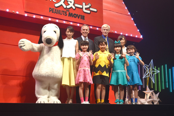 前田敦子、芦田愛菜らがスヌーピーとハグ!映画公開記念イベント