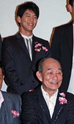 ベテラン笹野高史、初主演！息子と二人一役！