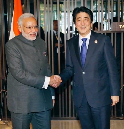 安倍首相:12月にインド訪問へ 首脳会談で表明