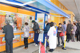１０億円の夢求め、ファンが列 年末ジャンボ宝くじ販売開始