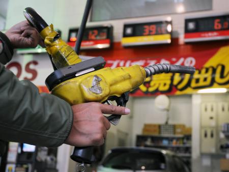 ガソリン価格、5年8カ月ぶりの安値 全国平均130円30銭