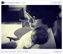 水嶋ヒロ、愛娘を抱いた写真を公開 すっかりパパの顔に
