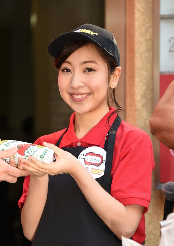 板野成美、ともちん妹イベント初登場「いろんな仕事に挑戦したい」
