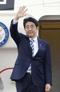 首相、ＣＯＰ２１出席でパリへ「日本も貢献」 2015年11月29日 18時24分