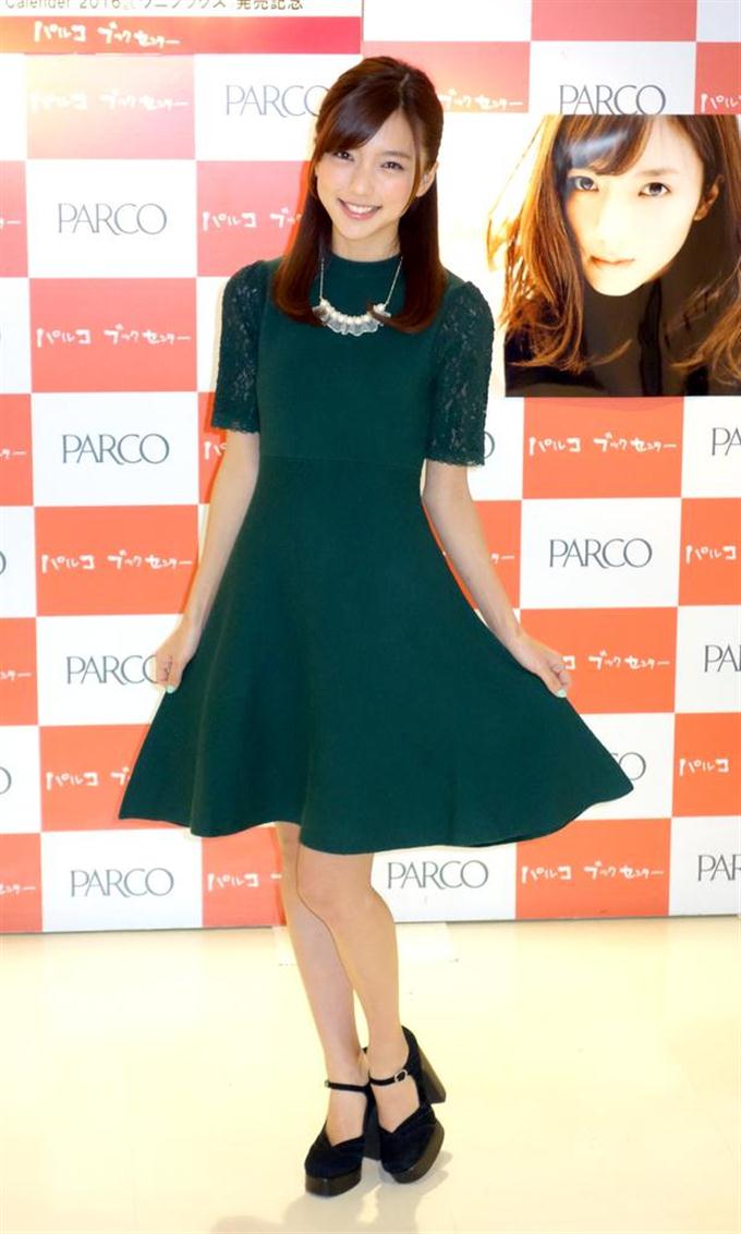 大人っぽさを全開 真野恵里菜がカレンダー発売