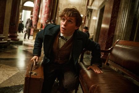 ハリポタ新シリーズに主演、エディ・レッドメインの劇中写真初公開