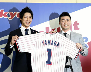 燕・山田、異例ドッキリ更改「めちゃビックリ」 仕掛け人の衣笠球団社長＆青木は大満足