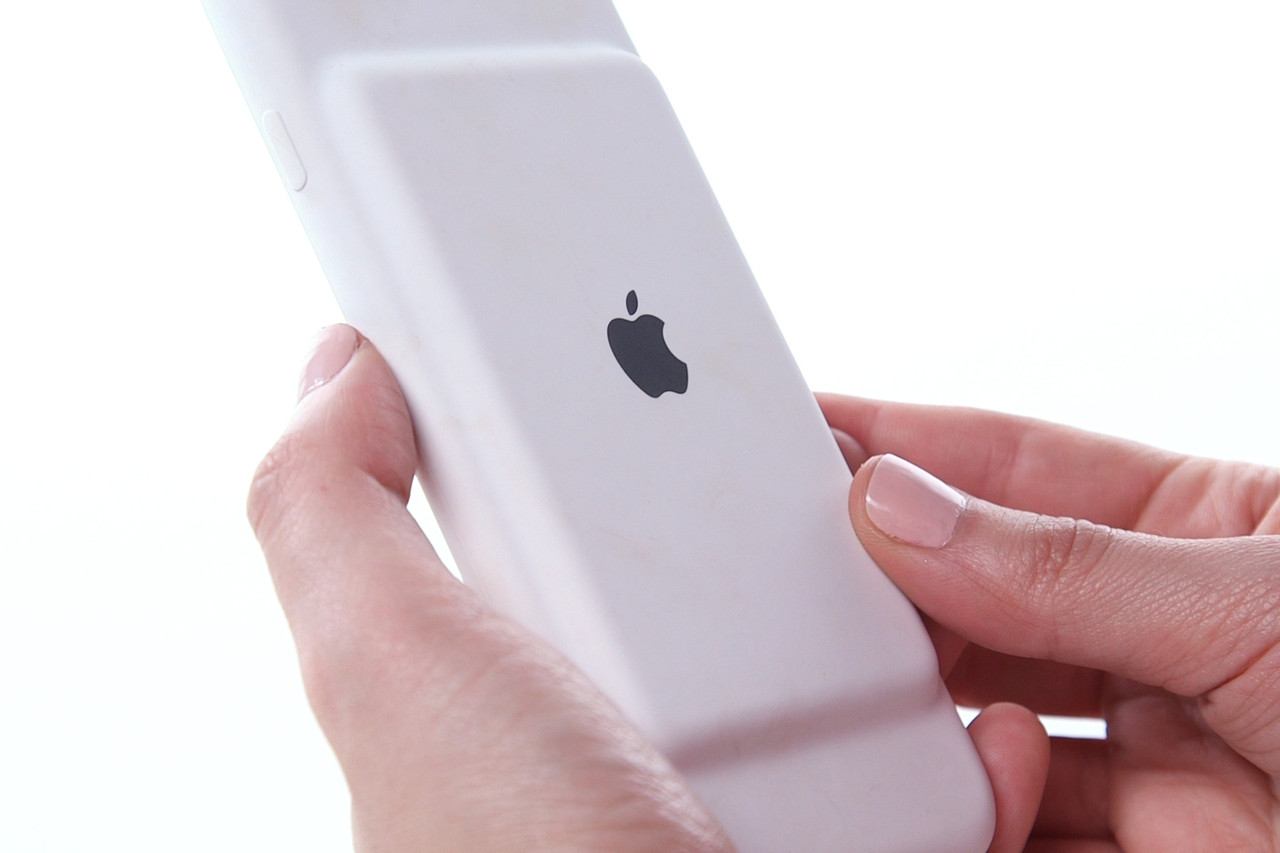アップル純正iPhone充電ケースは必需品か:WSJレビュー