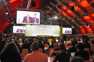 COP21、議長案提示…重要争点は選択肢併記 2015年12月10日 01時27分