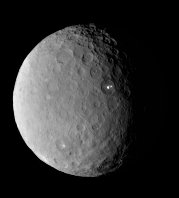 準惑星ケレス 神秘的な発光スポットの正体 NASAの推理は?