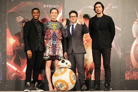 『スター・ウォーズ』新ヒロインら日本を満喫!「原宿で買い物」「秋葉原へ」