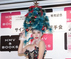 ざわちん、衝撃のクリスマスツリー姿で登場!