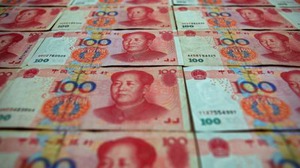 アングル:来年は想定以上の中国人民元急落リスクに要注意