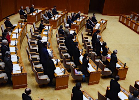 辺野古抗告提訴へ 沖縄県議会が議案可決